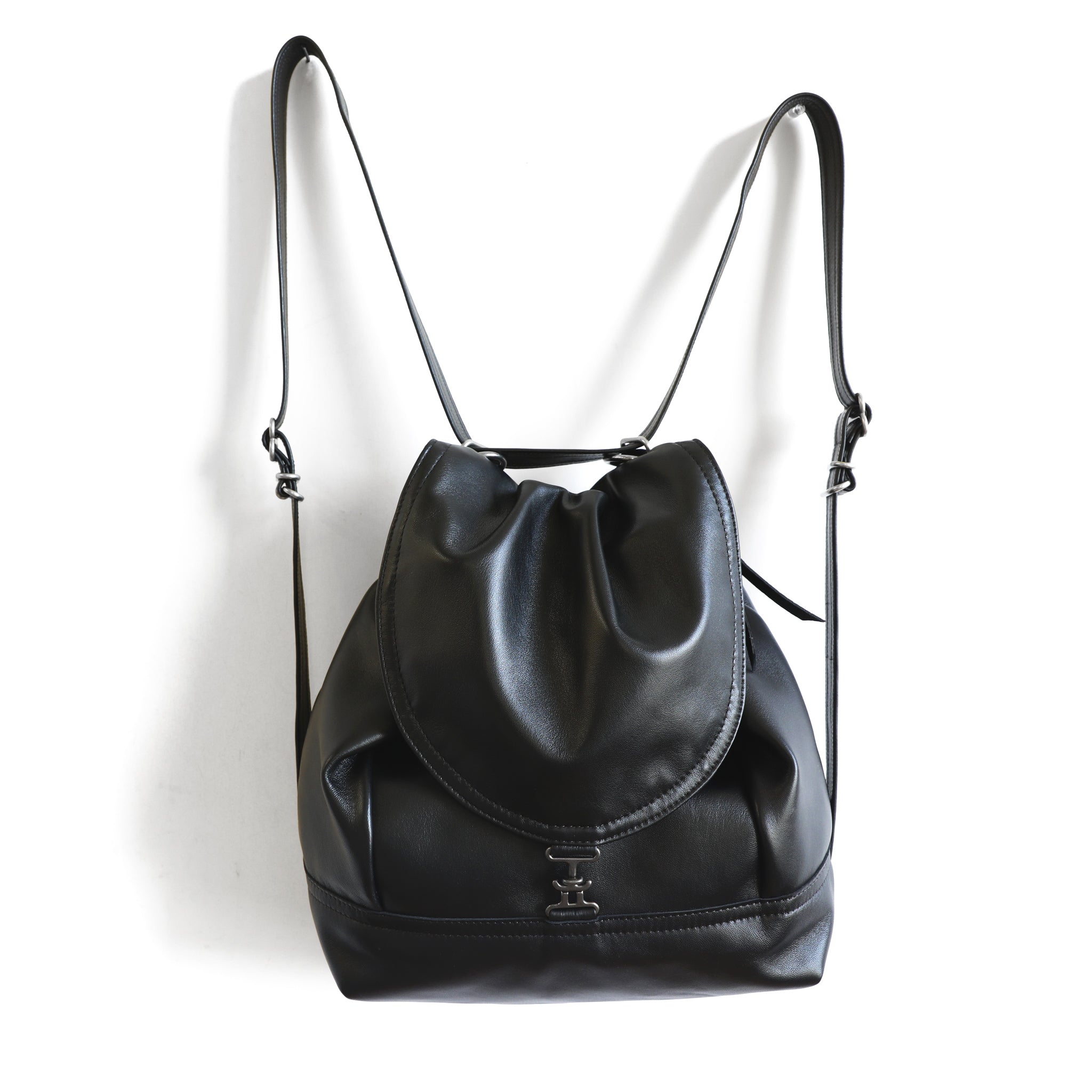 1904 maxwell size large in plonge black low-profile strap adjusted for backpack wear