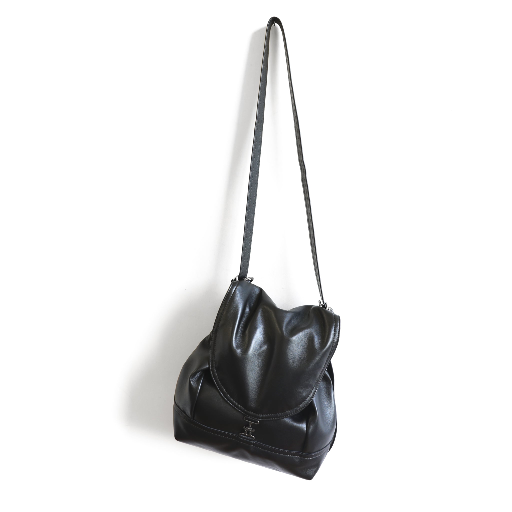 1904 maxwell size large in plonge black low-profile strap adjusted to cross-body length