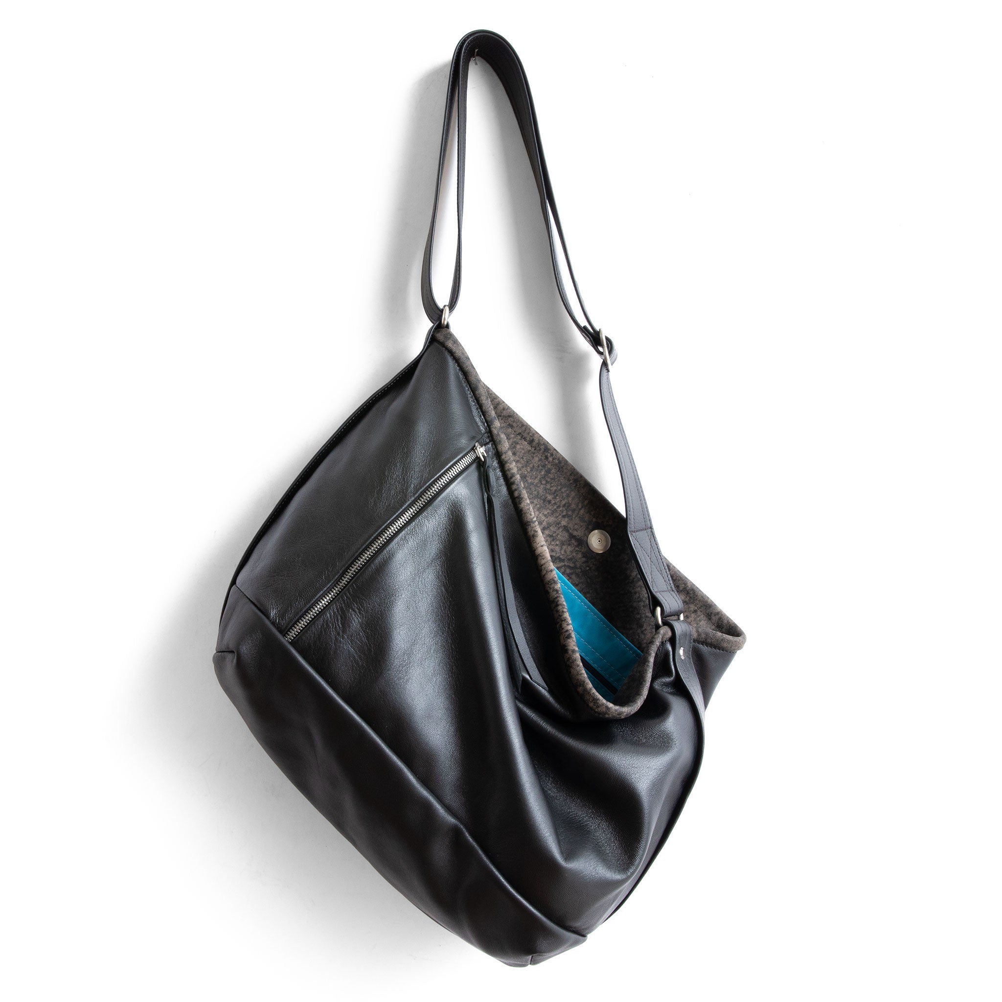 boho e+w vertical zip size large in plonge black and salamander silt rolled edge, showcasing interior robin blue lining