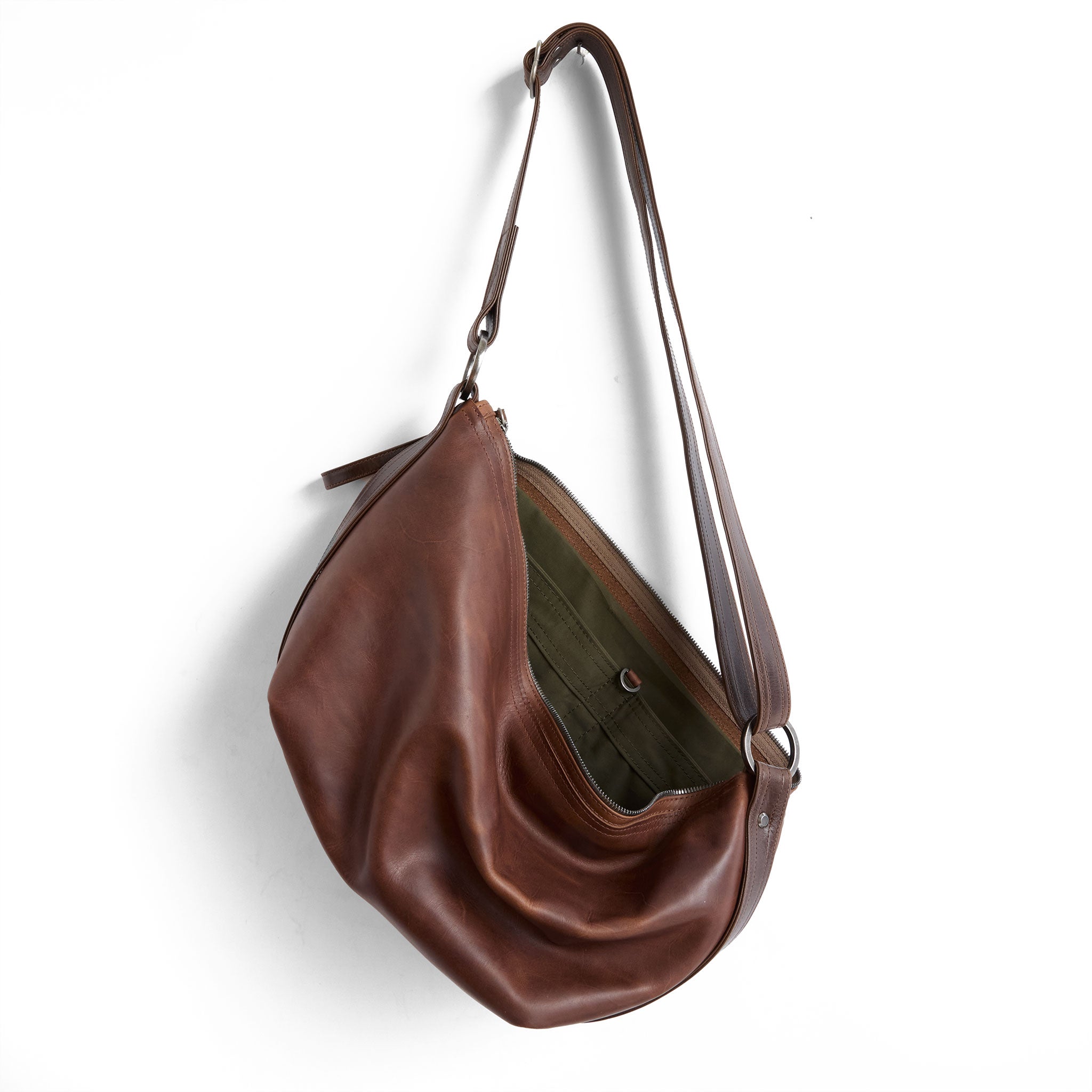 beau duffel in pure saddle, showcasing interior kelp lining and open pockets