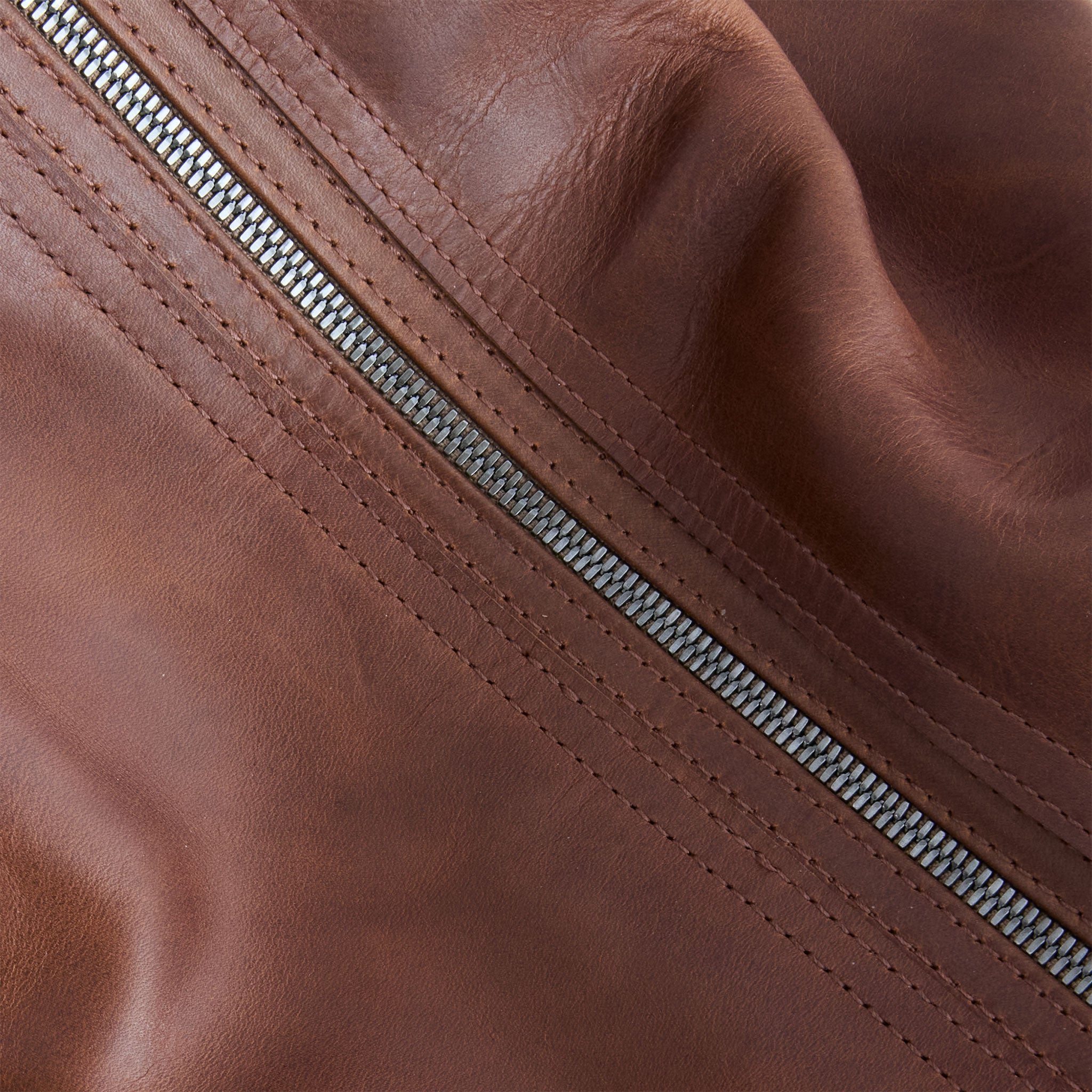 beau duffel close up of zippered top